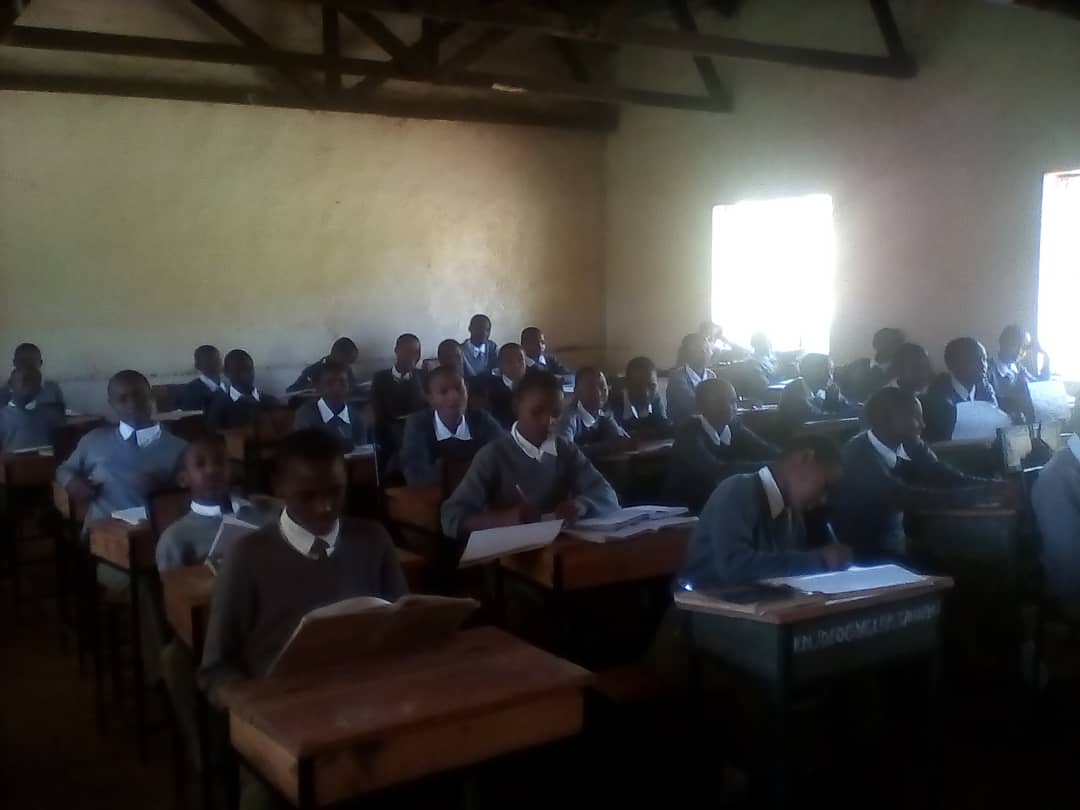 Hintergrund der Schule in Tansania